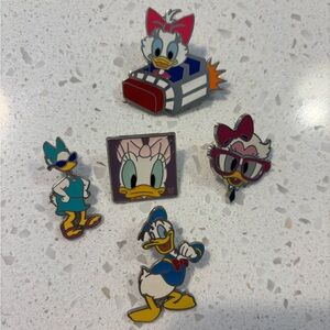 Disney Pins Daisy + Donald
